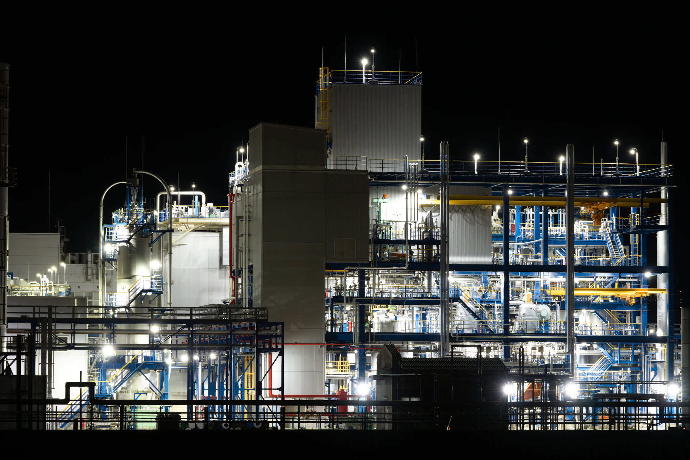 Planta industrial iluminada durante la noche
