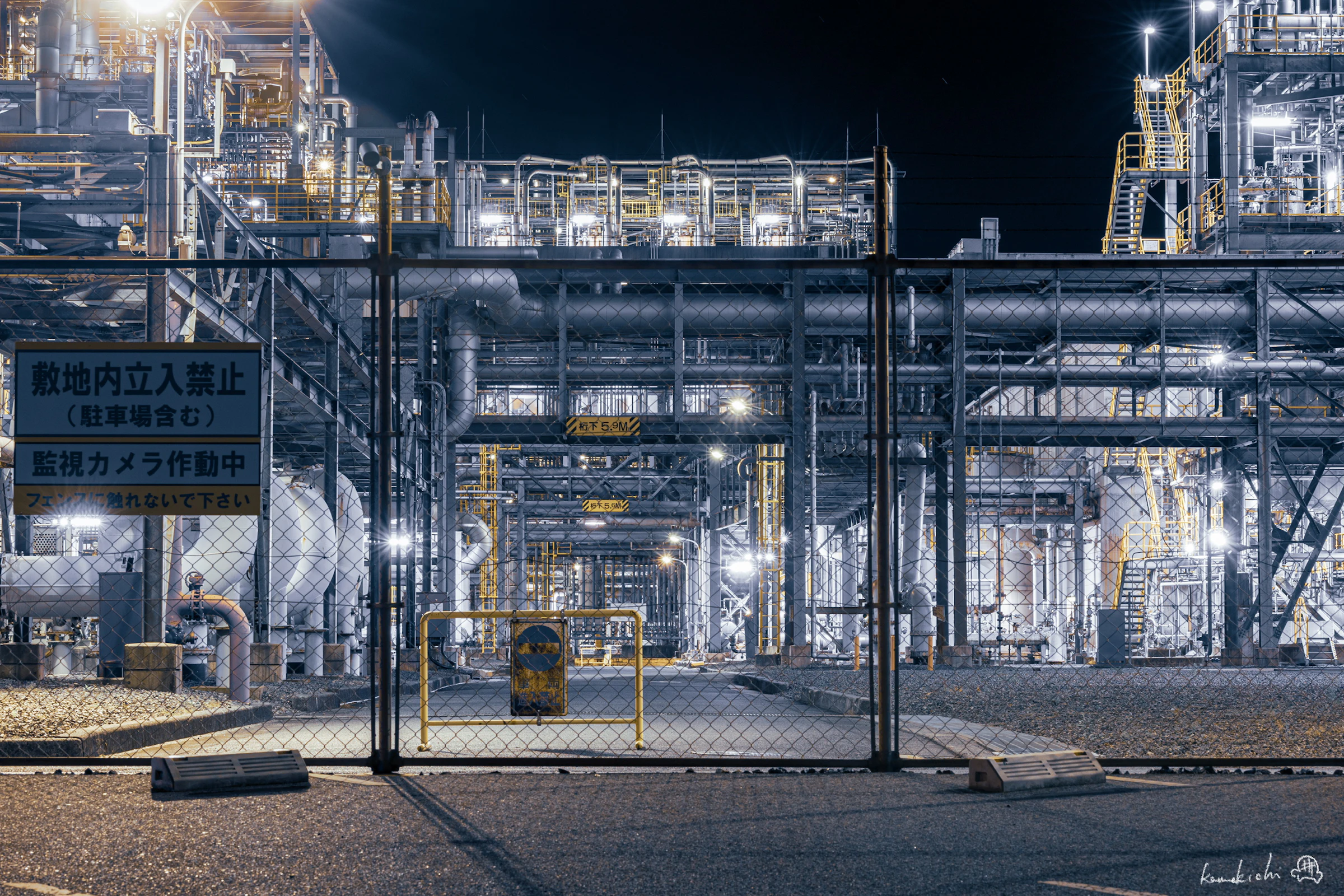 Instalación industrial nocturna