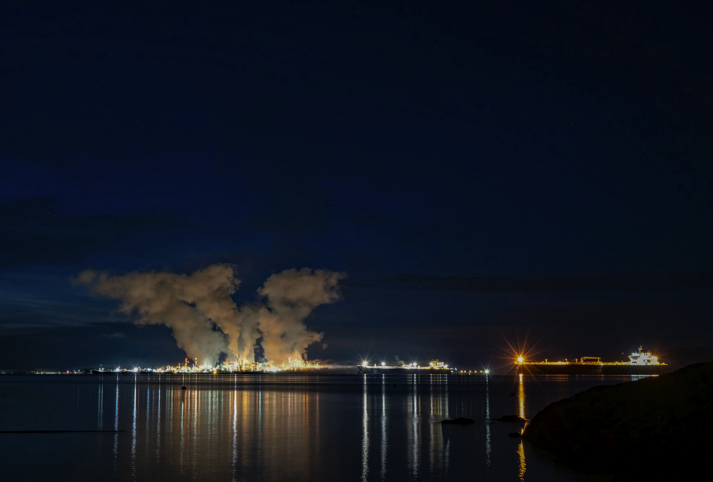 Refinería iluminada durante la noche