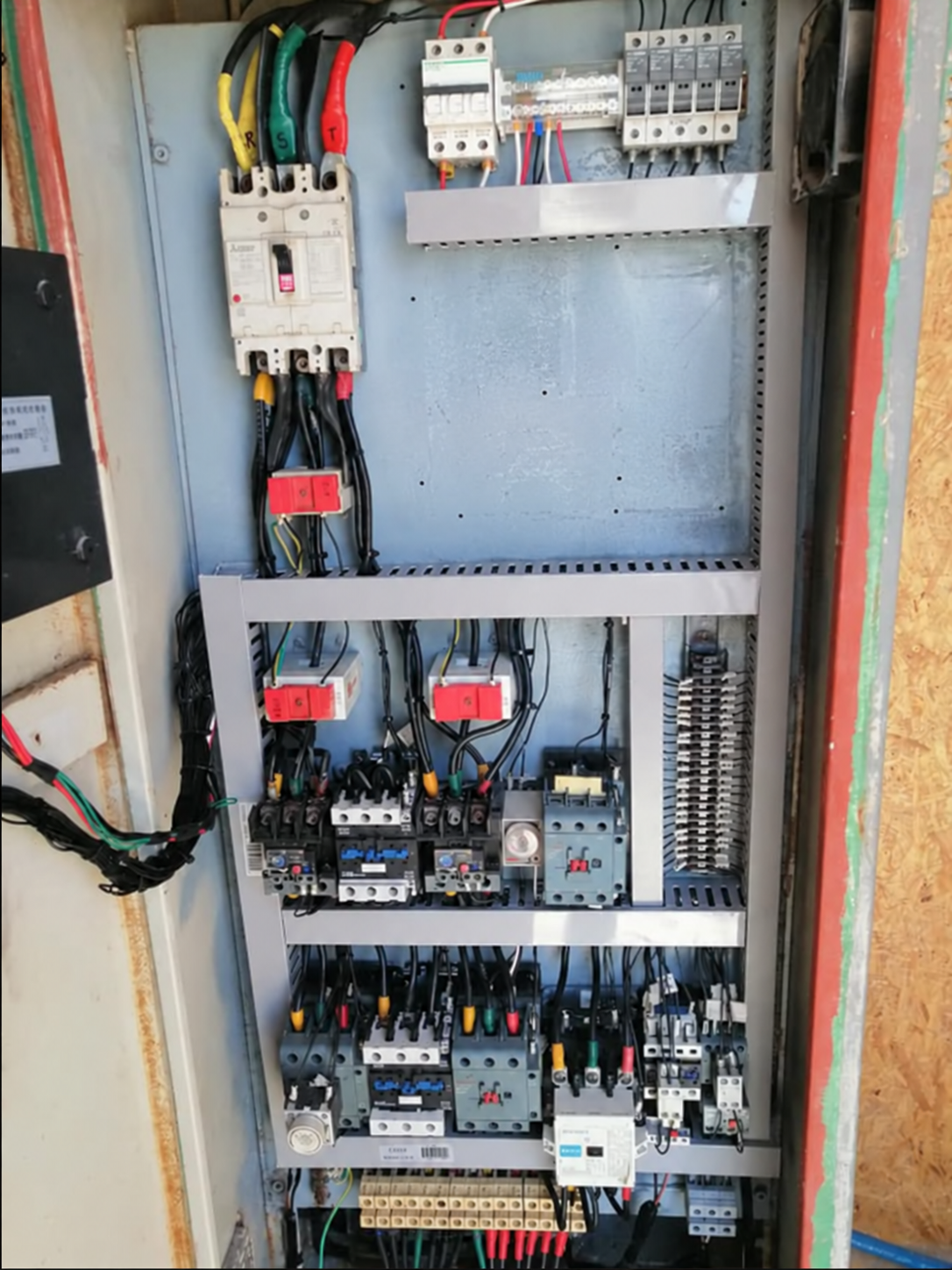Tablero de fuerza y control ordenado